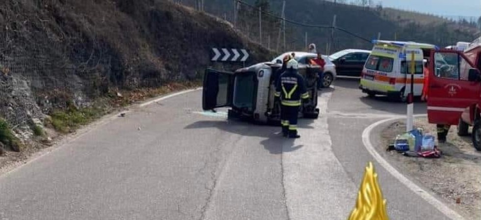 Foto nell'articolo vigili del fuoco L’auto sbatte contro la roccia e si ribalta: l'anziana intrappolata fra le lamiere viene fatta uscire dal bagagliaio